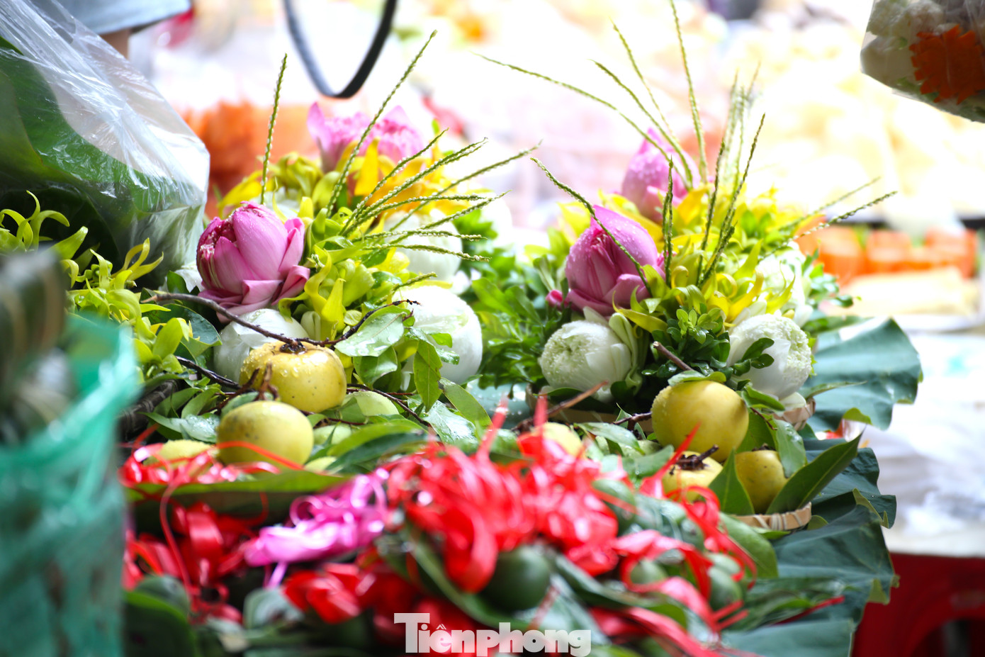 Điểm thú vị tại chợ Nhà Bè, đó là tiệm bán hoa đĩa trong những ngày này luôn hút khách. Đây là nét đặc trưng trong phong tục cúng gia tiên của người Hà Nội gốc.
