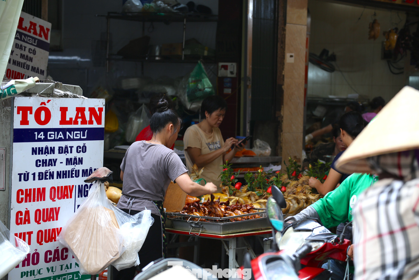 Theo khảo sát của phóng viên, các quầy hàng bán gà ngậm hoa hồng luôn đông đúc và có lúc rơi vào tình trạng cháy hàng. Ước tính trong buổi sáng, mỗi cửa hàng bán ra từ 100 đến 150 con.