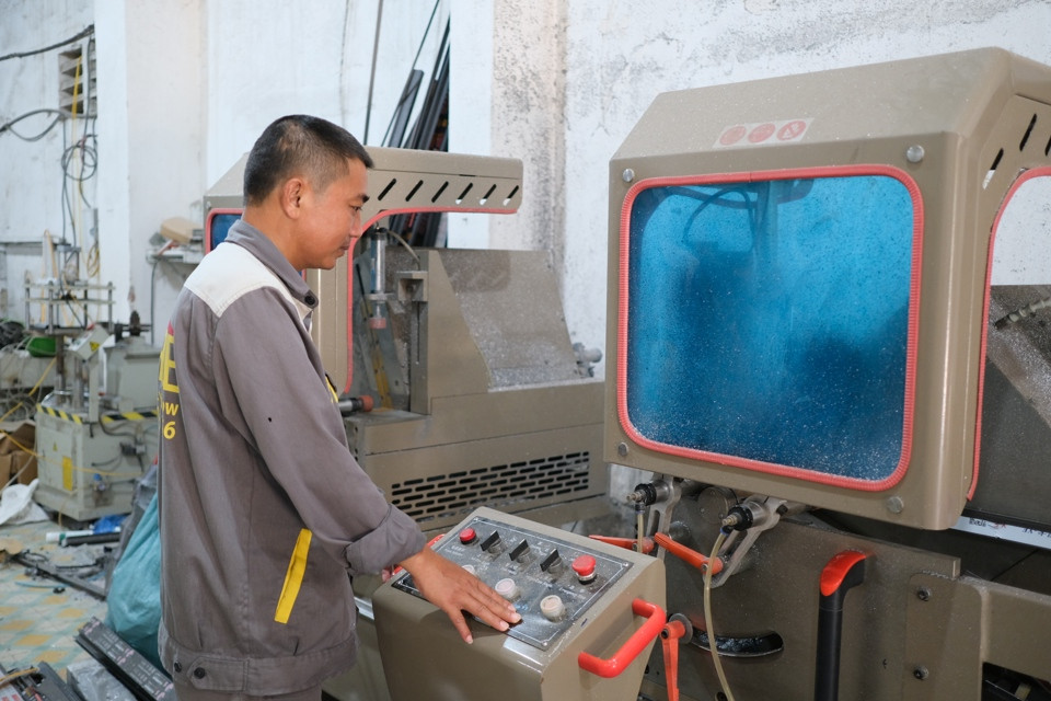 Nhiều doanh nghiệp duy trì hoạt động, nỗ lực vượt qua giai đoạn khó khăn và tiếp tục đầu tư mở rộng quy mô sản xuất - Ảnh: Sỹ Hào.