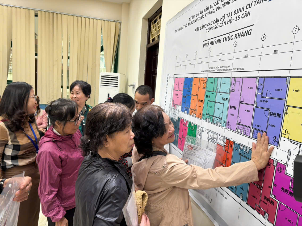 Là một trong những người tham gia bốc thăm, bà Bùi Thị Khương, Phòng 506, Chung cư 51 Huỳnh Thúc Kháng cho biết: "Được bốc thăm để có nhà ở trên chính khu vực mình đã từng gắn bó trước đây khiến người nhiều người dân chúng tôi phấn khởi. Gia đình tôi thuộc nhóm 2, diện tích nhà sau xây dựng cũng rộng hơn so với trước đây nên chúng tôi rất đồng tình ủng hộ thành phố và mong dự án sớm hoàn thiện để người dân yên tâm sinh sống".