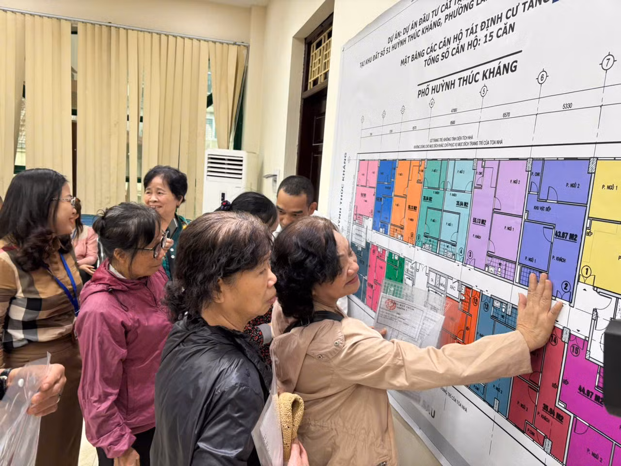 Là một trong những người tham gia bốc thăm, bà Bùi Thị Khương, Phòng 506, Chung cư 51 Huỳnh Thúc Kháng cho biết: "Được bốc thăm để có nhà ở trên chính khu vực mình đã từng gắn bó trước đây khiến người nhiều người dân chúng tôi phấn khởi. Gia đình tôi thuộc nhóm 2, diện tích nhà sau xây dựng cũng rộng hơn so với trước đây nên chúng tôi rất đồng tình ủng hộ thành phố và mong dự án sớm hoàn thiện để người dân yên tâm sinh sống".