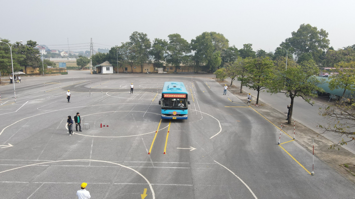 Thí sinh thực hiện 8 bài thi liên hoàn trên sa hình với độ chính xác cao.