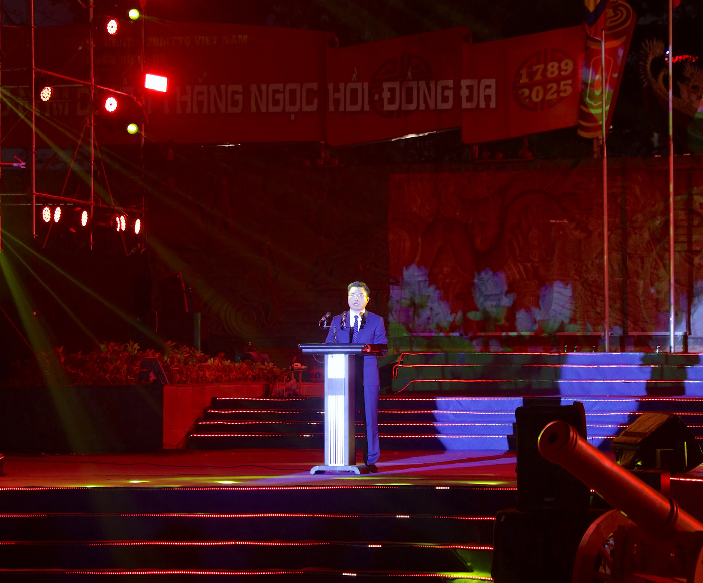 Chủ tịch UBND quận Đống Đa Lê Tuấn Định đọc diễn văn tại lễ khai hội.