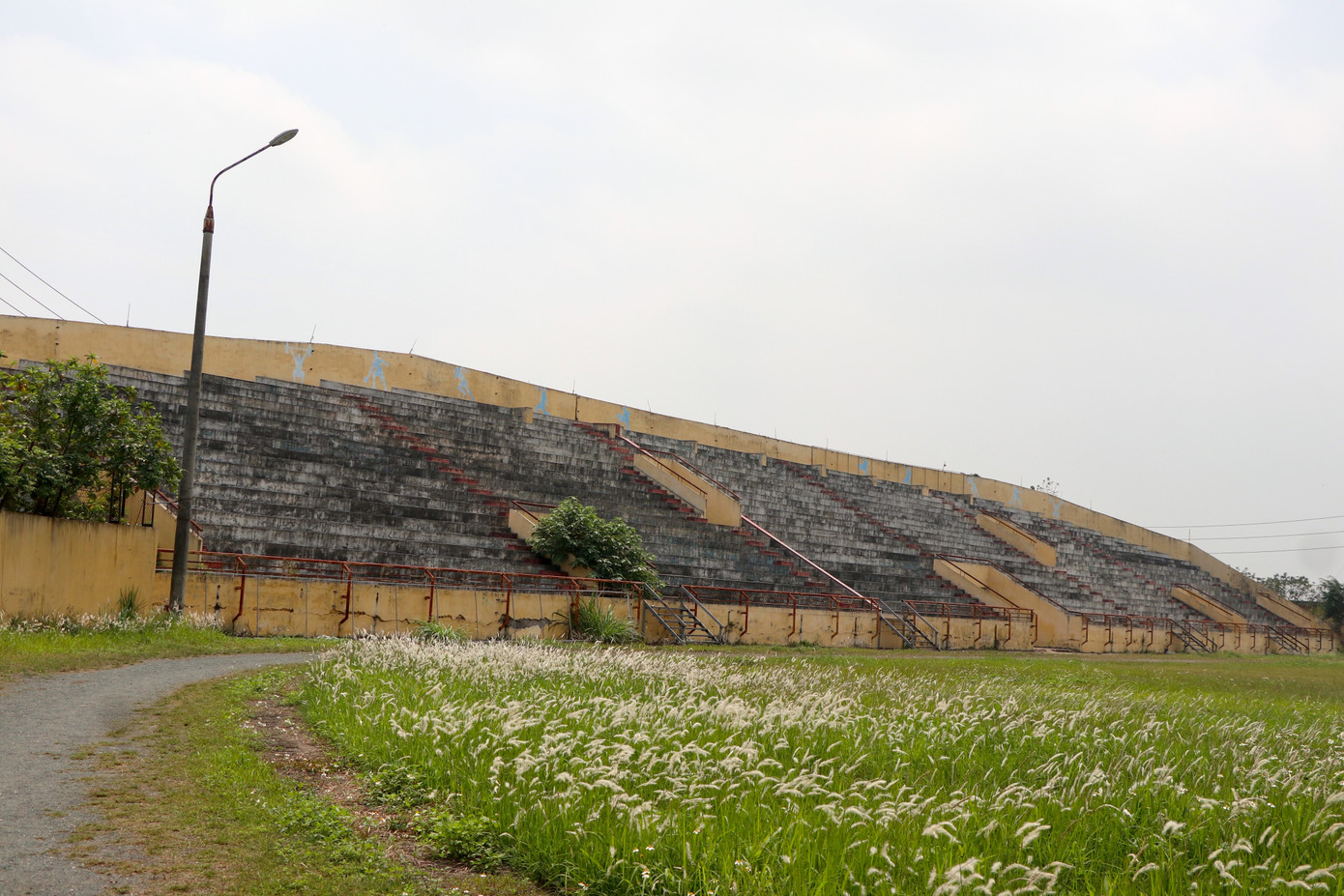 Do ít được sử dụng và tu bổ, sân vận động huyện Phúc Thọ bị cỏ bao phủ với khu vực khán đài rêu mốc, dường như trải qua thời gian rất dài không được bảo dưỡng, sửa chữa.