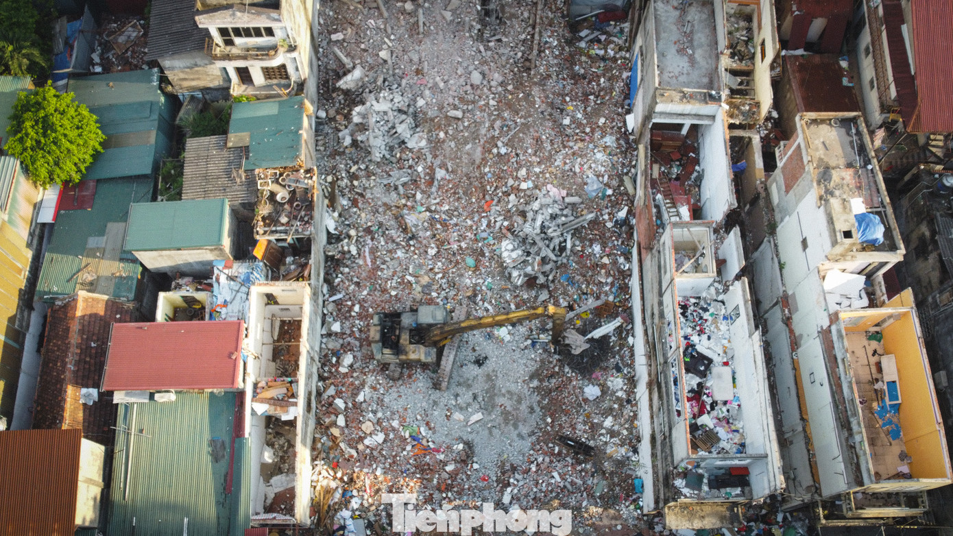 Tuy nhiên, theo ghi nhận của PV Tiền Phong ngày 26/6, dù cơ quan chức năng đang tích cực triển khai giải phóng mặt bằng nhưng dọc tuyến đường vẫn còn rất nhiều căn nhà chưa được giải tỏa. Tuy nhiên, theo ghi nhận của PV Tiền Phong ngày 26/6, dù cơ quan chức năng đang tích cực triển khai giải phóng mặt bằng nhưng dọc tuyến đường vẫn còn rất nhiều căn nhà chưa được giải tỏa.