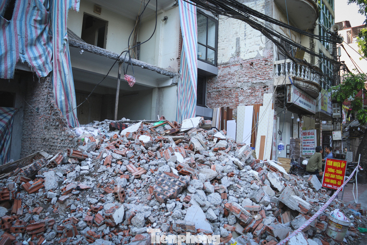 Do chậm giải phóng mặt bằng nên khu vực đường Đê La Thành xuất hiện cảnh ngổn ngang, ô nhiễm môi trường. Do chậm giải phóng mặt bằng nên khu vực đường Đê La Thành xuất hiện cảnh ngổn ngang, ô nhiễm môi trường.