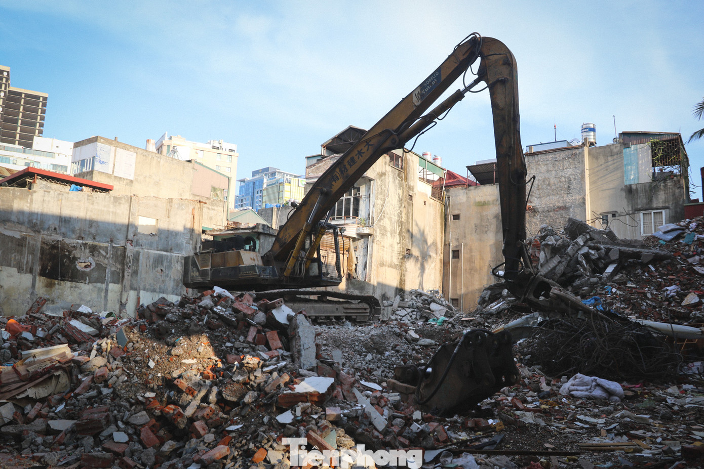 Máy xúc, máy cắt bê tông được huy động để phá dỡ nhà dân tại khu vực dốc Trại Nhãn Máy xúc, máy cắt bê tông được huy động để phá dỡ nhà dân tại khu vực dốc Trại Nhãn