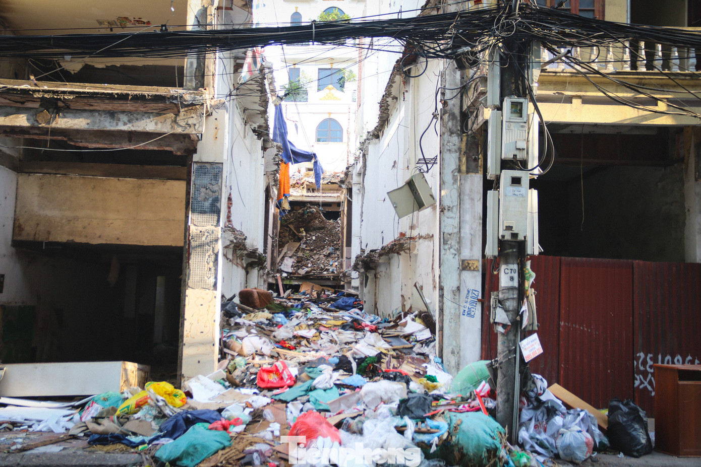 Đây là khu vực có mật độ dân cư đông đúc, đa phần là nhà tập thể cũ đã xuống cấp theo thời gian. Nhiều hộ dân tại đây đã sinh sống từ những năm 60-70 của thế kỷ trước. Đây là khu vực có mật độ dân cư đông đúc, đa phần là nhà tập thể cũ đã xuống cấp theo thời gian. Nhiều hộ dân tại đây đã sinh sống từ những năm 60-70 của thế kỷ trước.