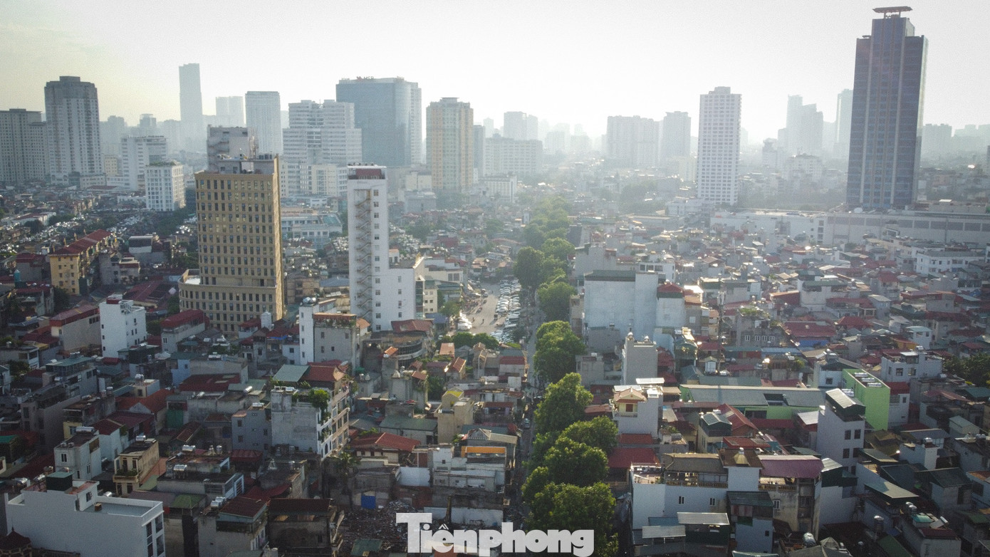 Chạy song song với đường Đê La Thành đi qua hai quận Ba Đình và Đống Đa, dự án đường Vành đai 1 đoạn Hoàng Cầu - Voi Phục có chiều dài 2,2 km, với tổng đầu tư hơn 7.200 tỷ đồng. Trong đó, chi phí giải phóng mặt bằng 5.800 tỷ đồng, chi phí xây dựng đường 636 tỷ đồng. Chạy song song với đường Đê La Thành đi qua hai quận Ba Đình và Đống Đa, dự án đường Vành đai 1 đoạn Hoàng Cầu - Voi Phục có chiều dài 2,2 km, với tổng đầu tư hơn 7.200 tỷ đồng. Trong đó, chi phí giải phóng mặt bằng 5.800 tỷ đồng, chi phí xây dựng đường 636 tỷ đồng.