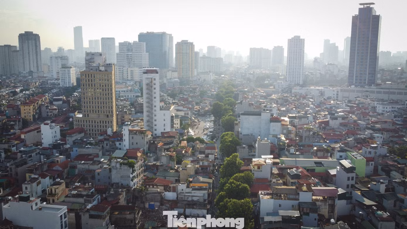 Chạy song song với đường Đê La Thành đi qua hai quận Ba Đình và Đống Đa, dự án đường Vành đai 1 đoạn Hoàng Cầu - Voi Phục có chiều dài 2,2 km, với tổng đầu tư hơn 7.200 tỷ đồng. Trong đó, chi phí giải phóng mặt bằng 5.800 tỷ đồng, chi phí xây dựng đường 636 tỷ đồng.