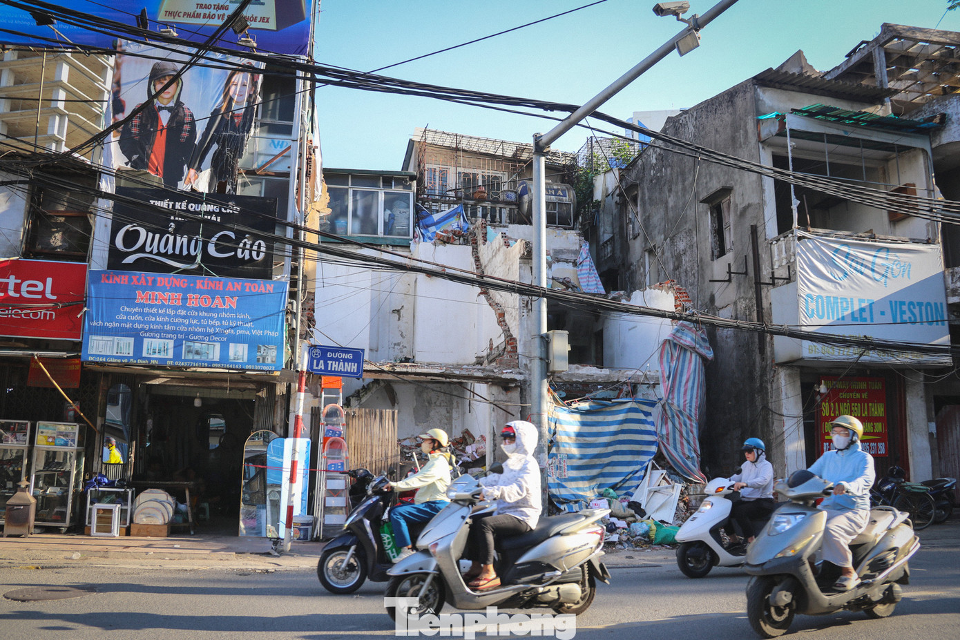 Trên tuyến đường Đê La Thành, nhiều hộ dân vẫn tiếp tục hoạt động kinh doanh, các công trình chưa được tháo dỡ, gây ảnh hưởng đến tiến độ thi công và mỹ quan đô thị. Trên tuyến đường Đê La Thành, nhiều hộ dân vẫn tiếp tục hoạt động kinh doanh, các công trình chưa được tháo dỡ, gây ảnh hưởng đến tiến độ thi công và mỹ quan đô thị.