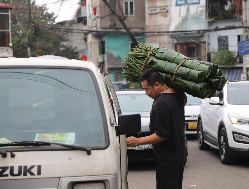 Dù khách hàng xu hướng giảm, song, chợ lá dong trên phố Trần Quý Cáp vẫn tồn tại, như một điều không thể thiếu của Hà Nội những ngày cuối năm.