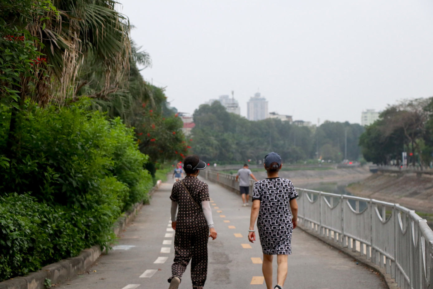 Sau hơn 2 tháng thí điểm, đường dành cho xe đạp đầu tiên tại Thủ đô đã bước đầu phát huy hiệu quả. Lượng người tham gia đi xe đạp công cộng và đi bộ trên tuyến đường này ngày một tăng. Tuy nhiên, không gian công cộng, môi trường chưa được văn minh, sạch đẹp để khai thác đúng với tuyến phố phục vụ công cộng. Sau hơn 2 tháng thí điểm, đường dành cho xe đạp đầu tiên tại Thủ đô đã bước đầu phát huy hiệu quả. Lượng người tham gia đi xe đạp công cộng và đi bộ trên tuyến đường này ngày một tăng. Tuy nhiên, không gian công cộng, môi trường chưa được văn minh, sạch đẹp để khai thác đúng với tuyến phố phục vụ công cộng.