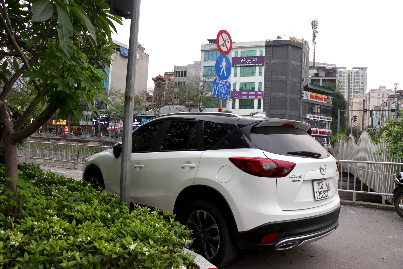 Hai đầu tuyến đường và các lối ra vào đã có biển cấm ô tô, xe máy... nhưng một số phương tiện xe cơ giới vẫn cố tình đi vào, thậm chí còn có cả ô tô đỗ chiếm dụng cả lối tiếp cận đường đi bộ, xe đạp. Hai đầu tuyến đường và các lối ra vào đã có biển cấm ô tô, xe máy... nhưng một số phương tiện xe cơ giới vẫn cố tình đi vào, thậm chí còn có cả ô tô đỗ chiếm dụng cả lối tiếp cận đường đi bộ, xe đạp.