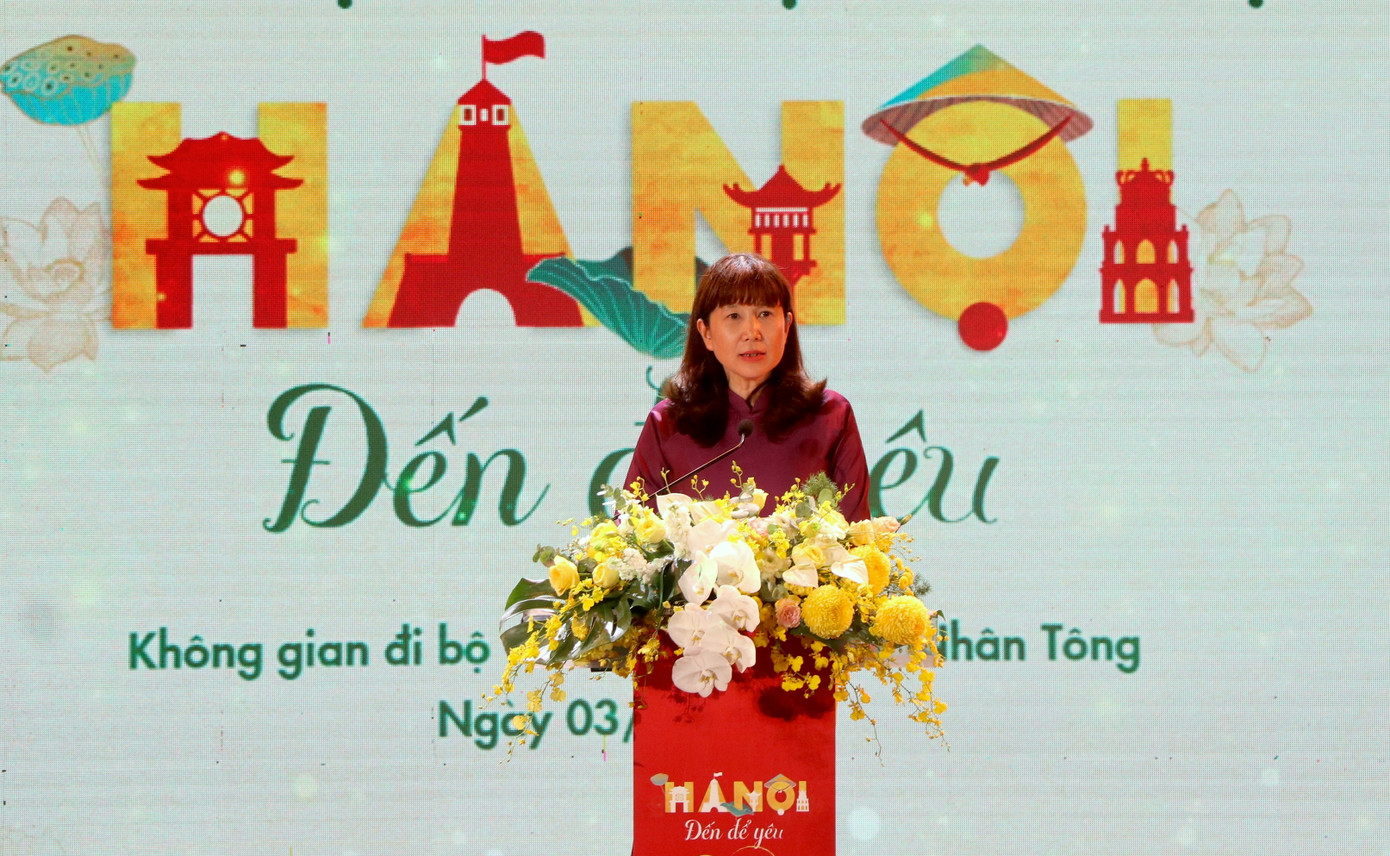 Bà Đặng Hương Giang, Giám đốc Sở Du lịch Hà Nội phát biểu khai mạc Lễ hội Quà tặng du lịch Hà Nội năm 2023. Bà Đặng Hương Giang, Giám đốc Sở Du lịch Hà Nội phát biểu khai mạc Lễ hội Quà tặng du lịch Hà Nội năm 2023.