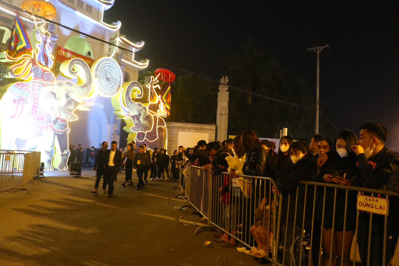 Ngay từ sớm, rất đông người dân của huyện Mê Linh và du khách thập phương đã tới đền Hai Bà Trưng (xã Hạ Lôi) để trẩy hội. Ngay từ sớm, rất đông người dân của huyện Mê Linh và du khách thập phương đã tới đền Hai Bà Trưng (xã Hạ Lôi) để trẩy hội.