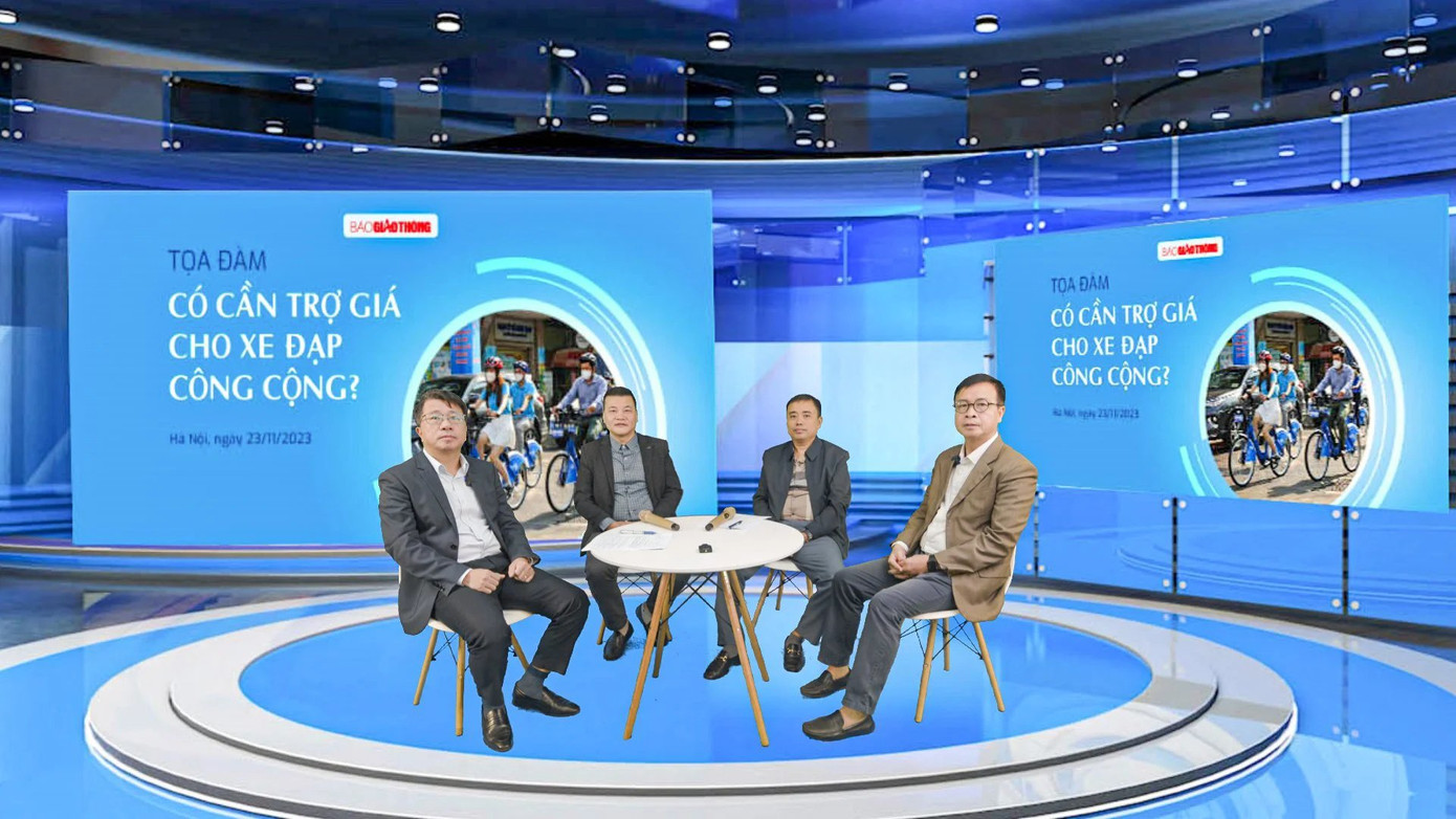 Các khách mời tham dự buổi tòa đàm. Ảnh Phùng Linh.