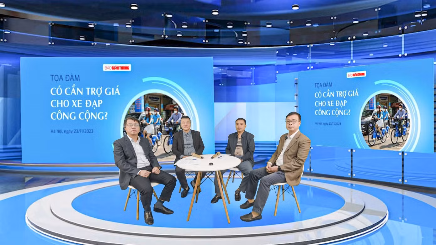Các khách mời tham dự buổi tòa đàm. Ảnh Phùng Linh.