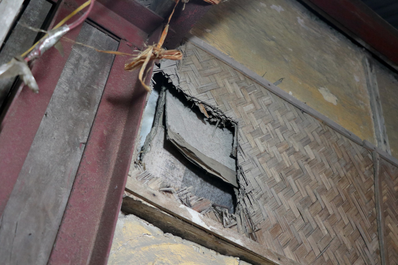 Không gian chật chội, tường vách được làm bằng những vật liệu bắt lửa, dễ cháy. Không gian chật chội, tường vách được làm bằng những vật liệu bắt lửa, dễ cháy.