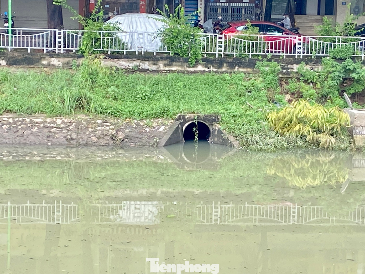 Một số đoạn có mực nước cao, hiện đang cách mặt đường Láng - Nguyễn Khang tầm 3 mét. Một số đoạn có mực nước cao, hiện đang cách mặt đường Láng - Nguyễn Khang tầm 3 mét.