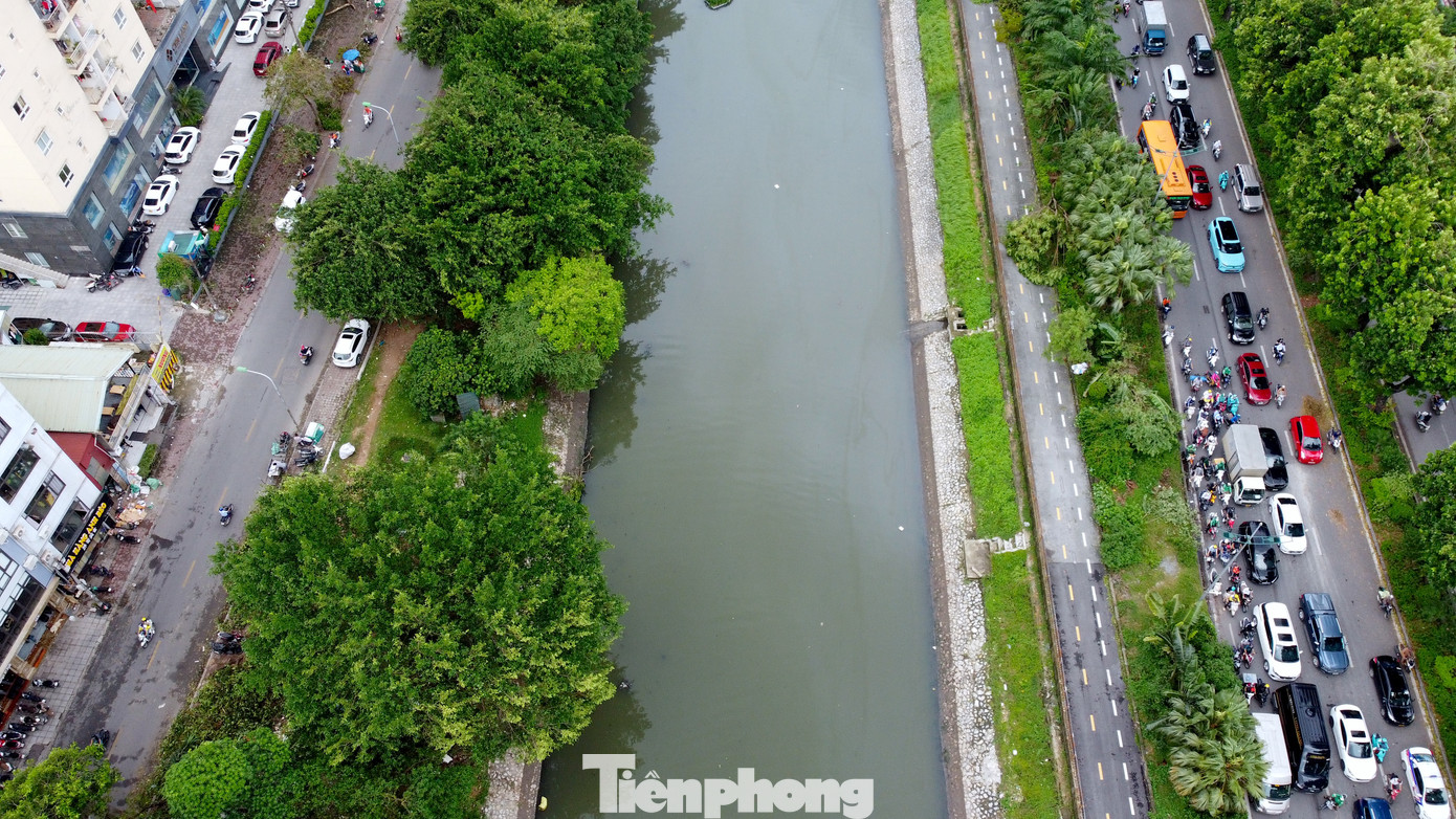 Nước sông có dấu hiệu có dòng chảy do lượng nước bắt đầu dồn về. Nước sông có dấu hiệu có dòng chảy do lượng nước bắt đầu dồn về.