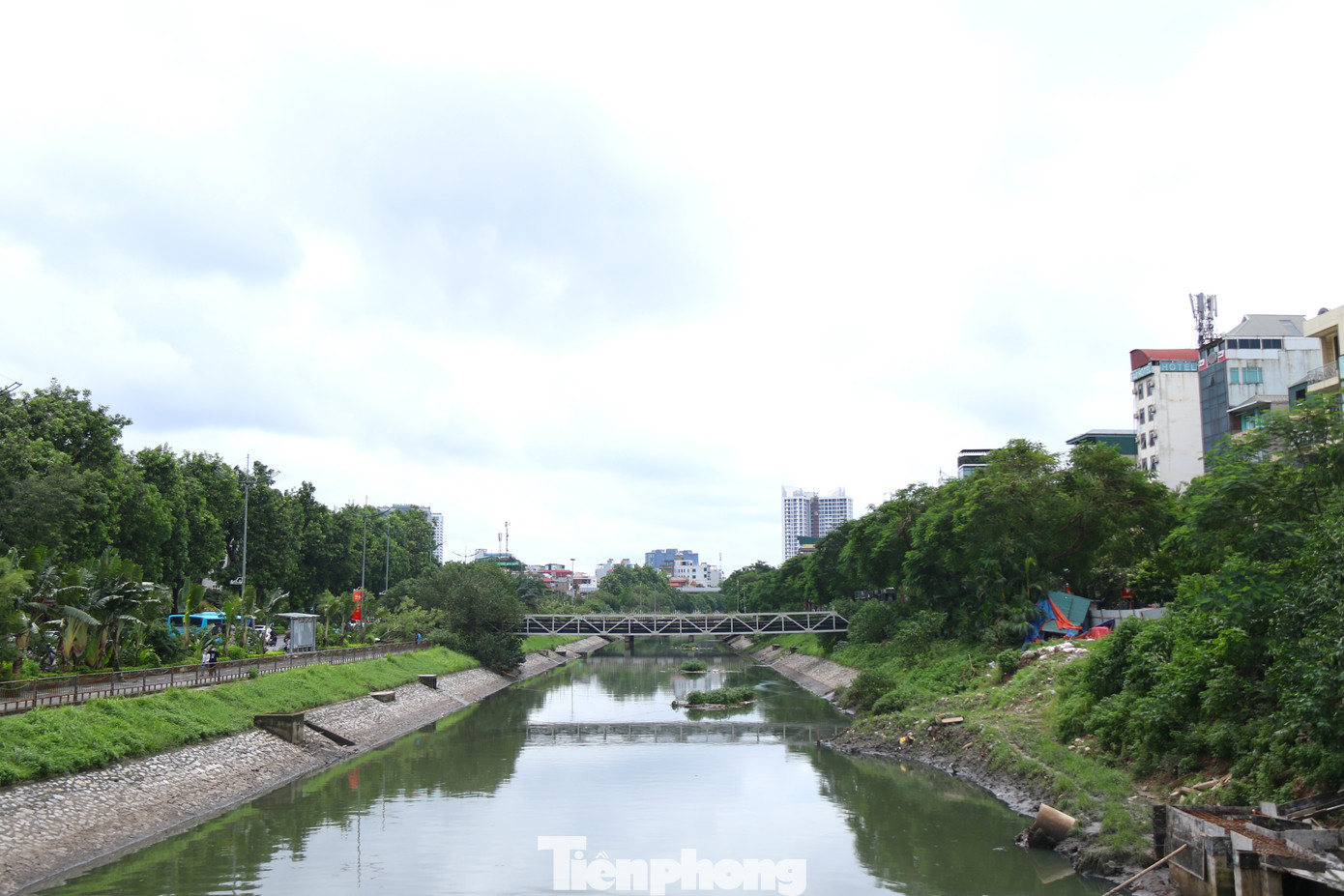 Sông Tô Lịch chảy qua địa bàn Hà Nội, là dòng sông có lịch sử lâu đời, gắn với kinh thành Thăng Long. Hiện nay, dòng sông chủ yếu hứng lượng nước thải từ vùng dân cư 2 bên lưu vực nên thường xuyên ô nhiễm, màu nước đen kịt kèm theo rác thải. Dòng nước chỉ trở nên trong xanh khi có nước từ hồ Tây xả vào. Sông Tô Lịch chảy qua địa bàn Hà Nội, là dòng sông có lịch sử lâu đời, gắn với kinh thành Thăng Long. Hiện nay, dòng sông chủ yếu hứng lượng nước thải từ vùng dân cư 2 bên lưu vực nên thường xuyên ô nhiễm, màu nước đen kịt kèm theo rác thải. Dòng nước chỉ trở nên trong xanh khi có nước từ hồ Tây xả vào.