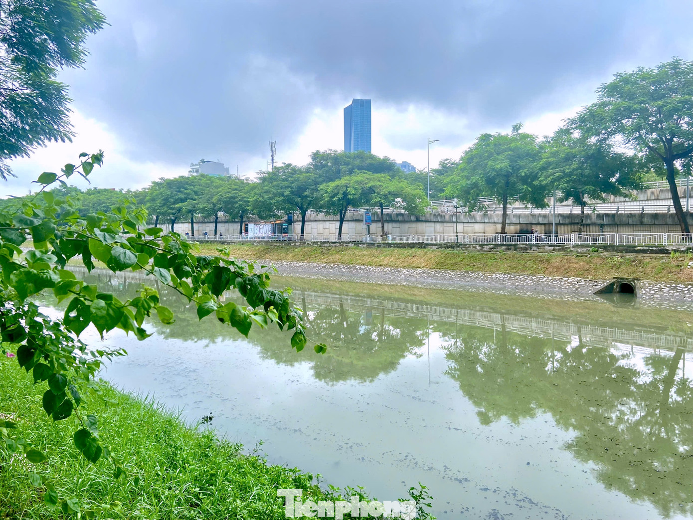 Một số đoạn nước đã dâng cao, gần che lấp ống cống. Một số đoạn nước đã dâng cao, gần che lấp ống cống.