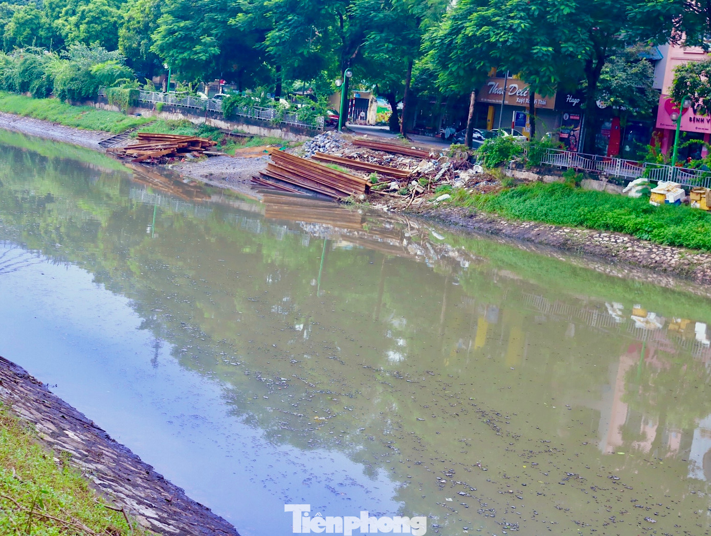 Rác, lá cây chảy thành hàng theo dòng nước. Rác, lá cây chảy thành hàng theo dòng nước.