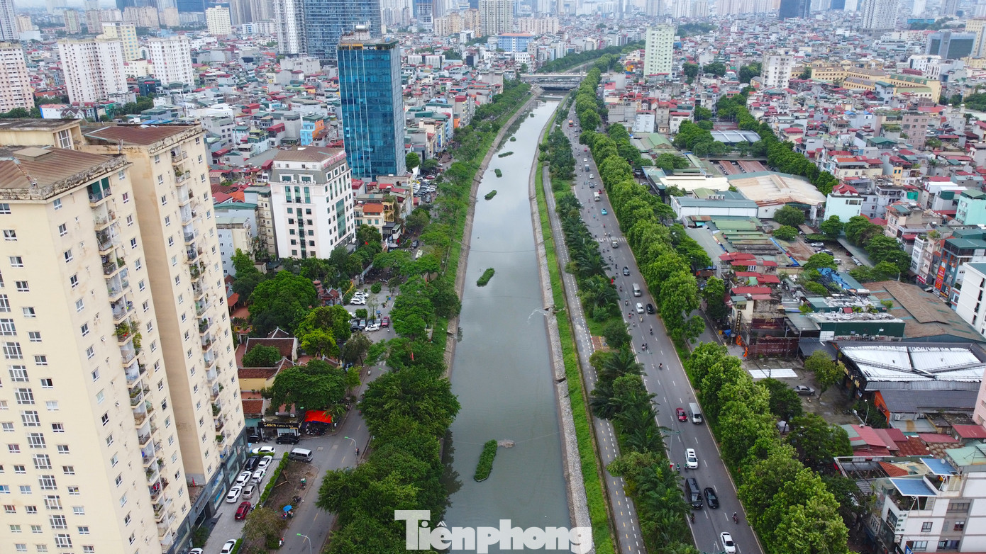 Sáng 10/9, nước sông Tô Lịch chảy qua địa bàn các quận Cầu Giấy, quận Thanh Xuân có màu khá xanh và trong tình trạng ít mùi hôi thối. Mực nước có dấu hiệu dâng cao nhưng vẫn trong tầm kiểm soát, an toàn. Sáng 10/9, nước sông Tô Lịch chảy qua địa bàn các quận Cầu Giấy, quận Thanh Xuân có màu khá xanh và trong tình trạng ít mùi hôi thối. Mực nước có dấu hiệu dâng cao nhưng vẫn trong tầm kiểm soát, an toàn.