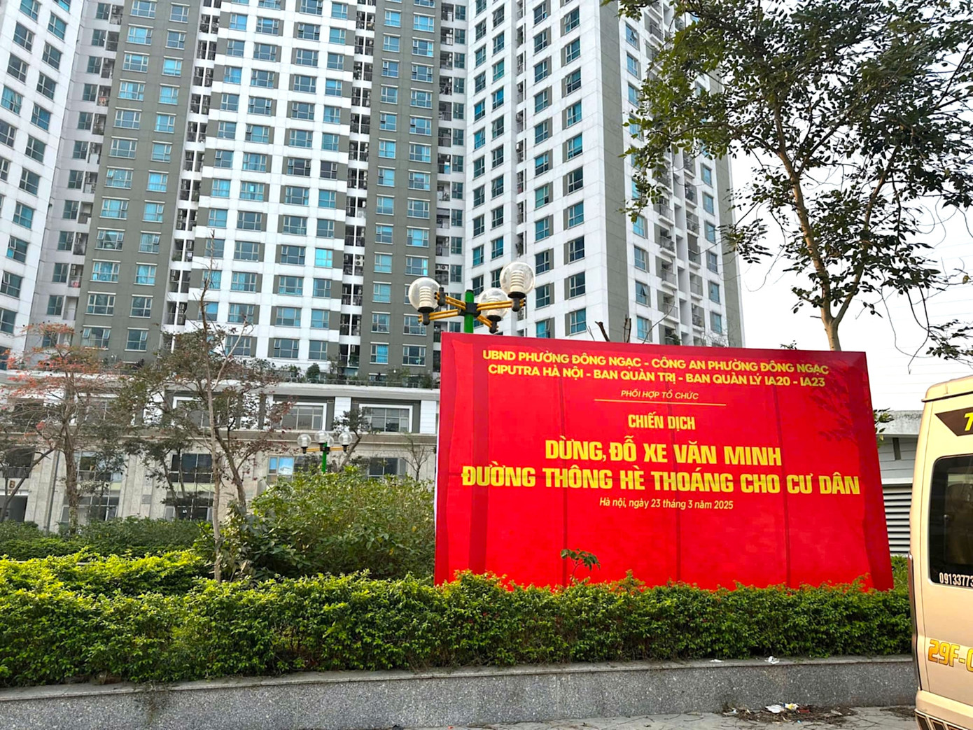 UBND phường Đông Ngạc cùng các đơn vị liên ngành phối hợp tổ chức chiến dịch tuyên truyền đề nghị người dân đỗ xe văn minh tại Ciputra. UBND phường Đông Ngạc cùng các đơn vị liên ngành phối hợp tổ chức chiến dịch tuyên truyền đề nghị người dân đỗ xe văn minh tại Ciputra.