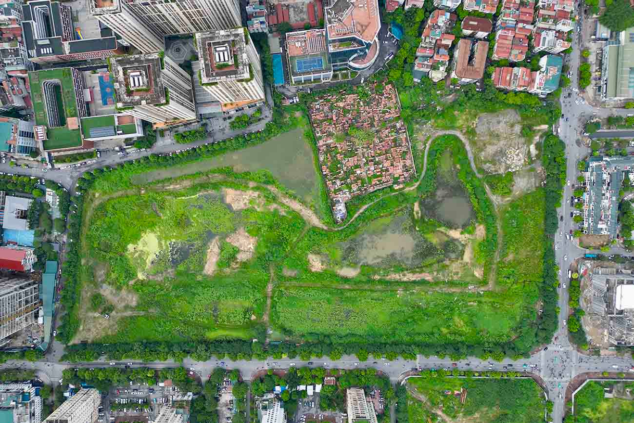 Dự án vẫn còn khu đất nghĩa trang chưa được giải phóng mặt bằng.