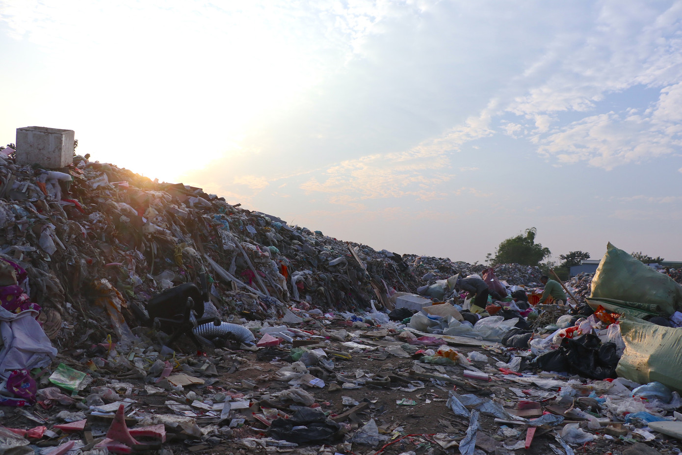 Nơi đây chứa đủ loại rác thải từ rác thải sinh hoạt tới rác thải công nghiệp như: mút, bông, xốp, mùn cưa, phế thải xây dựng …