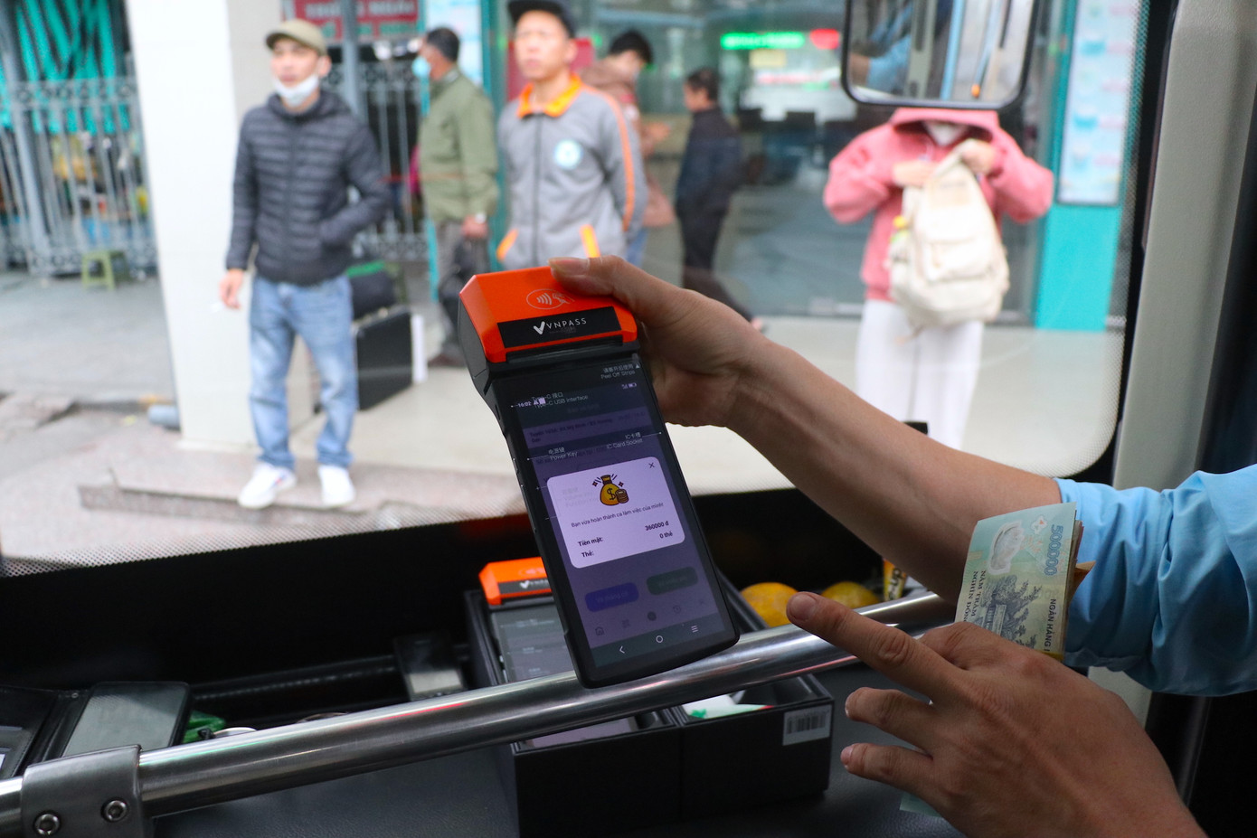 Nhiều nhân viên phục vụ trên xe đánh giá việc sử dụng vé liên thông đa phương thức giúp việc kiểm soát vé và số tiền được tốt hơn so với vé giấy.