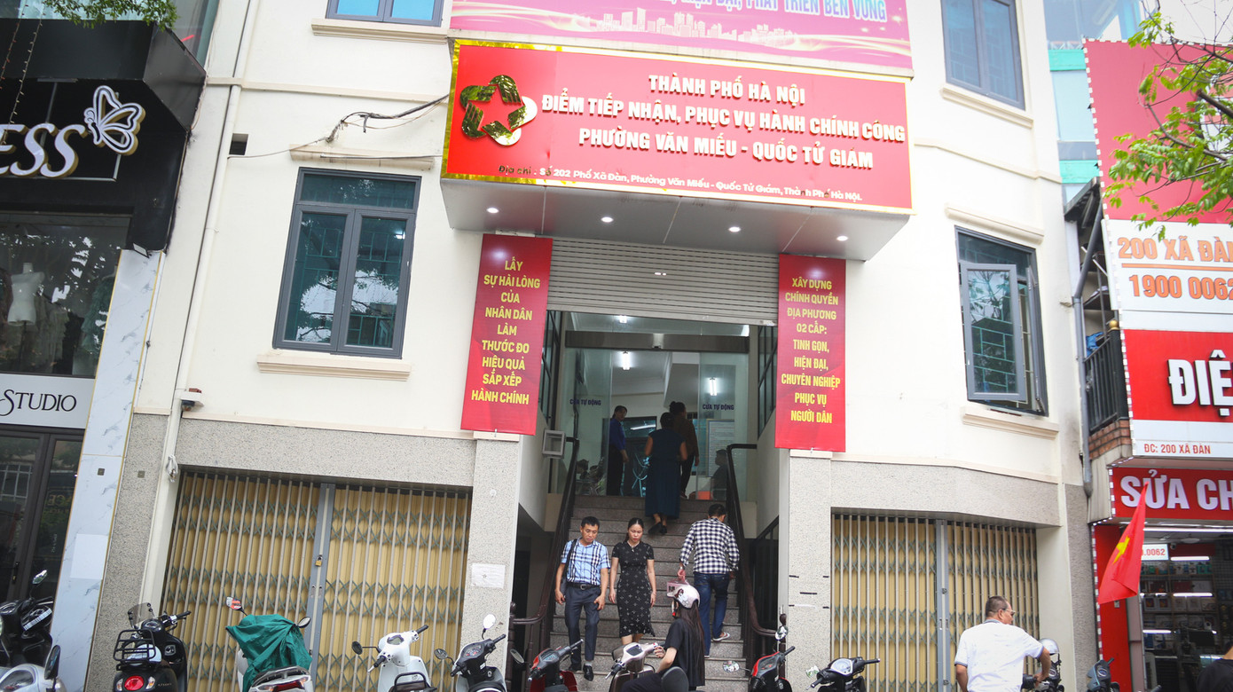 Ngay từ sáng sớm, tại Trung tâm Phục vụ hành chính công phường Văn Miếu - Quốc Tử Giám, người dân được hướng dẫn lấy số thứ tự để giải quyết thủ tục hành chính. Tại đây còn có thêm 2 bàn hướng dẫn người dân làm thủ tục và hỗ trợ làm thủ tục online. Một số cán bộ phường và cán bộ quận trước đây được sắp xếp cạnh nhau nhằm hỗ trợ tốt hơn trong quá trình giải quyết các hồ sơ, nhiệm vụ.