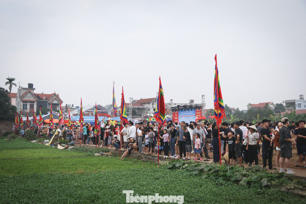 Rất đông người dân địa phương và du khách theo dõi lễ hội.