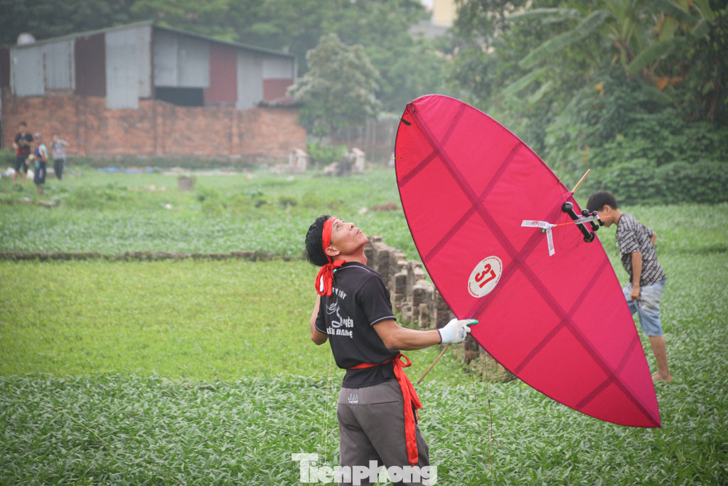 Một đội thi thường gồm 3 người, người thi chính sẽ cầm dây diều để điều khiển, còn lại 2 người giữ cuộn dây và hỗ trợ lúc vừa thả.