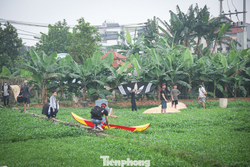 Diều phải có sải cánh tối thiểu 2,2 m, không hạn chế tối đa. Diều mang từ 3 sáo trở lên nhưng sáo bé nhất phải có đường kính từ 3 cm trở lên. Sáo càng to và diều mang nhiều sáo hơn thì được điểm cộng...