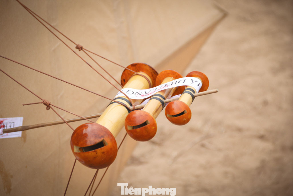 Chiếc sáo là đặc trưng của nghề làm diều xã Hồng Hà.