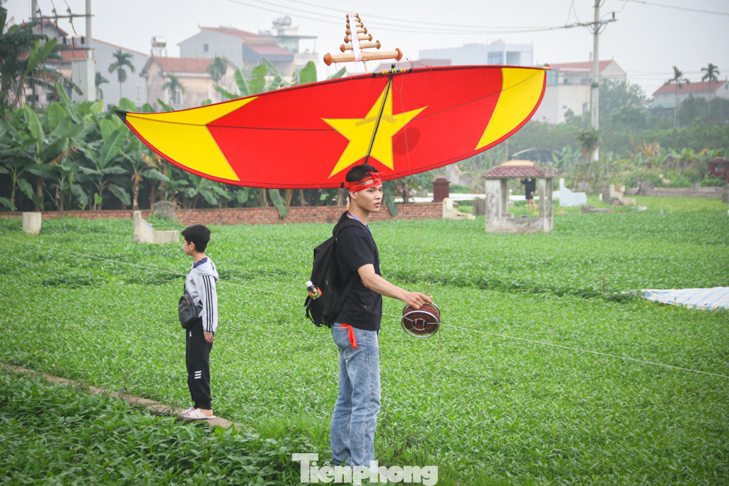 Các đội thi mang đến nhiều con diều đặc sắc, cỡ "khủng" với kiểu dáng bắt mắt.