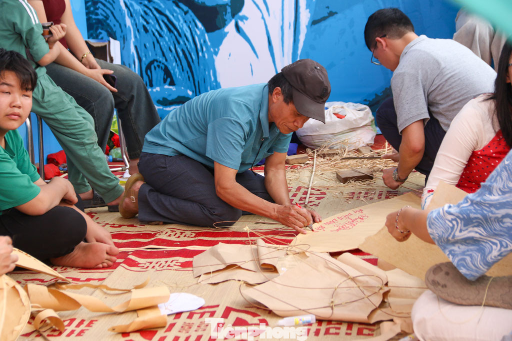 Mới đây, huyện Đan Phượng (Hà Nội) vừa tổ chức lễ đón nhận di sản phi vật thể quốc gia "Hội diều làng Bá Dương Nội', xã Hồng Hà. Đồng thời, nghề làm diều làng Bá Dương Nội cũng được công nhận nghề truyền thống của Thủ đô.