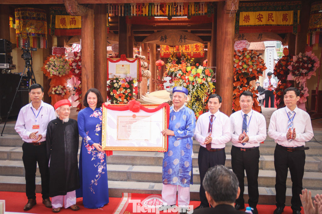 Làng Bá Dương Nội đón nhận di sản văn hoá phi vật thể quốc gia Hội Diều làng Bá Dương Nội” và bằng công nhận nghề truyền thống Hà Nội.