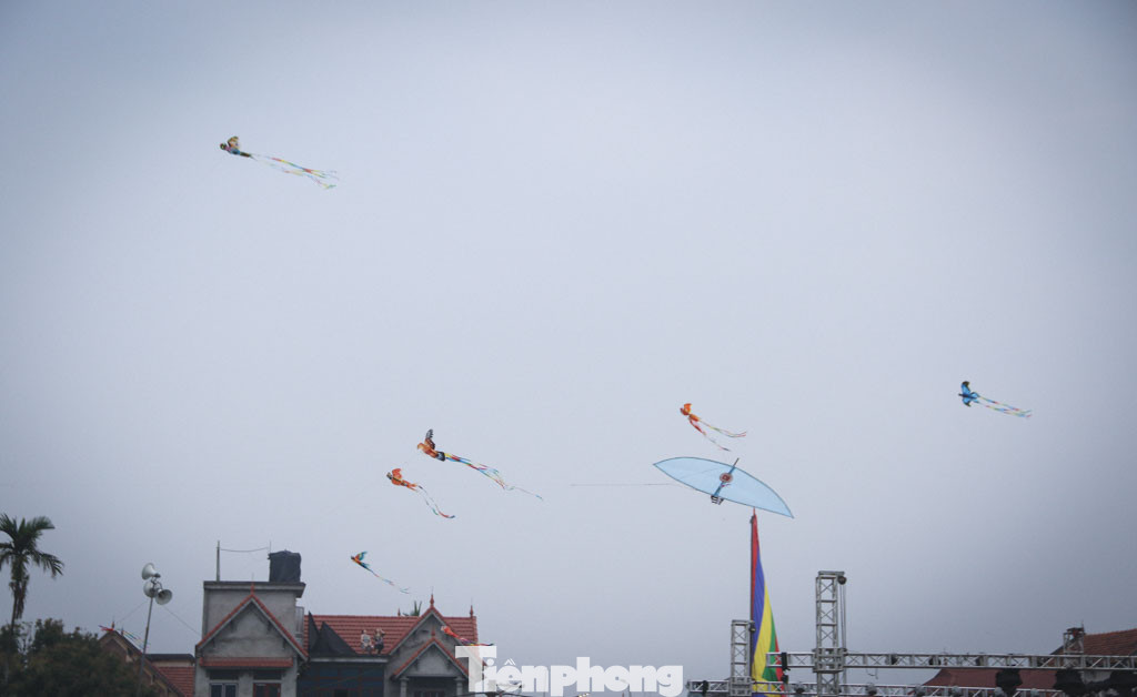 Hàng chục cánh diều tung bay trên bầu trời làng Bá Dương Nội.