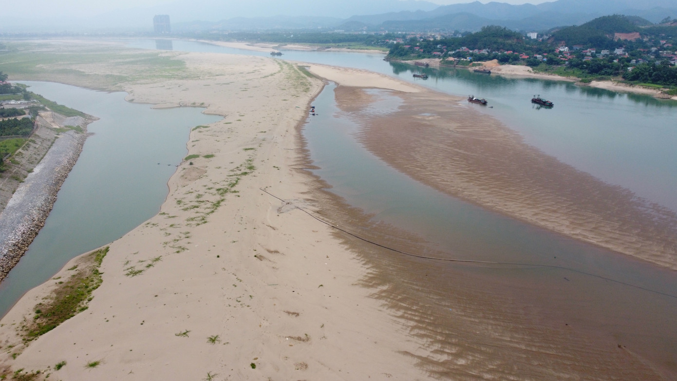 Dù chuẩn bị vào mùa nước lên nhưng lòng sông Đà lại xuất hiện ngày càng nhiều bãi bồi, qui mô ngày càng lớn. Ở vị trí cách Thủ đô Hà Nội khoảng 60km, dòng chảy qua địa phận huyện xã Thuần Mỹ (Ba Vì) nổi lên rất nhiều bãi bồi kéo dài hàng trăm mét. Dù chuẩn bị vào mùa nước lên nhưng lòng sông Đà lại xuất hiện ngày càng nhiều bãi bồi, qui mô ngày càng lớn. Ở vị trí cách Thủ đô Hà Nội khoảng 60km, dòng chảy qua địa phận huyện xã Thuần Mỹ (Ba Vì) nổi lên rất nhiều bãi bồi kéo dài hàng trăm mét.