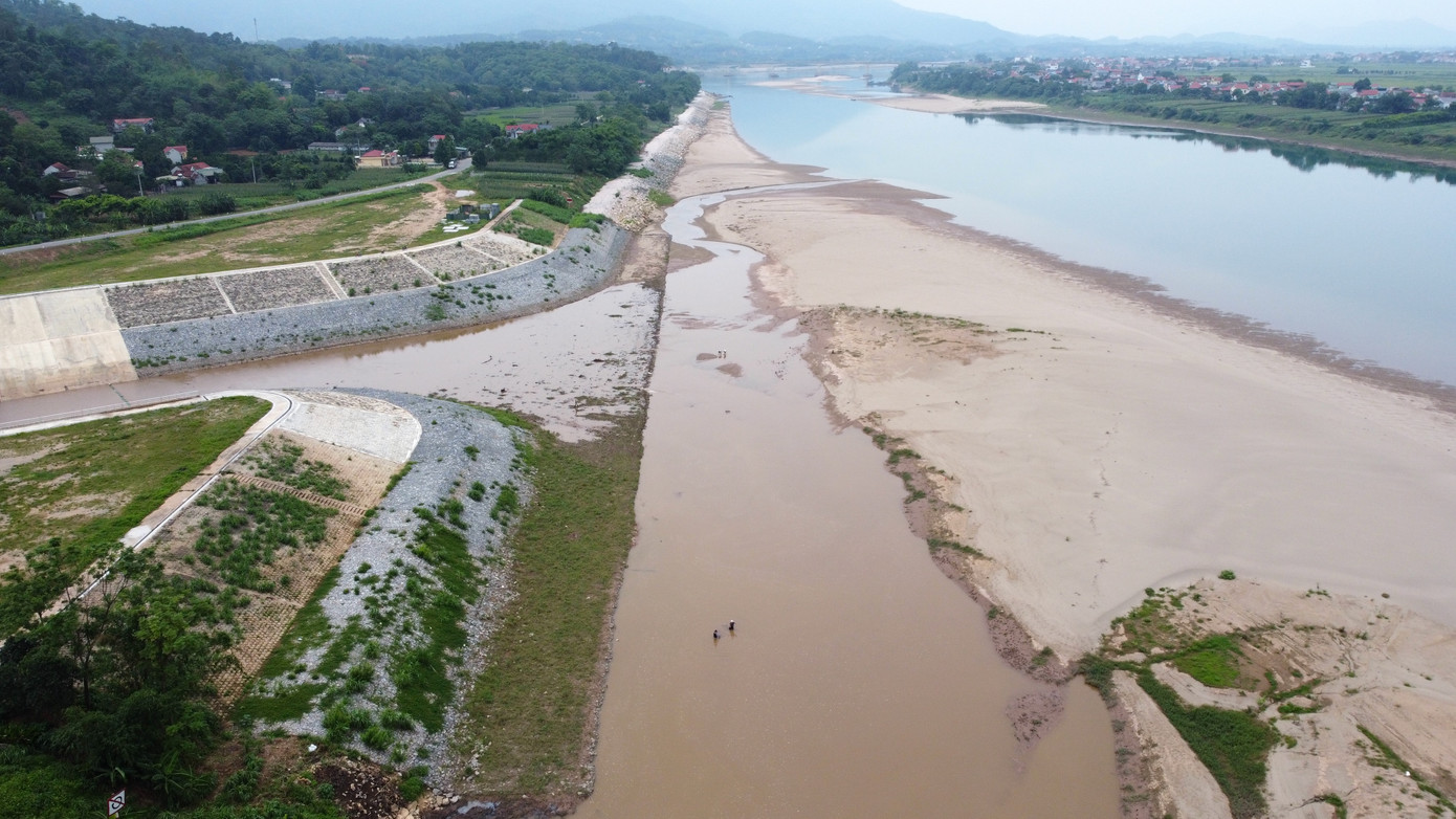 Theo như người dân tại hai bên bờ sông chia sẻ, đây không phải là lần đầu tiên mực nước sông Đà cạn nước. Trong khoảng gần 1 tháng trở lại, sông Đà cạn sâu và dù mưa nhưng chưa thấy dâng nước trở lại. Theo như người dân tại hai bên bờ sông chia sẻ, đây không phải là lần đầu tiên mực nước sông Đà cạn nước. Trong khoảng gần 1 tháng trở lại, sông Đà cạn sâu và dù mưa nhưng chưa thấy dâng nước trở lại.