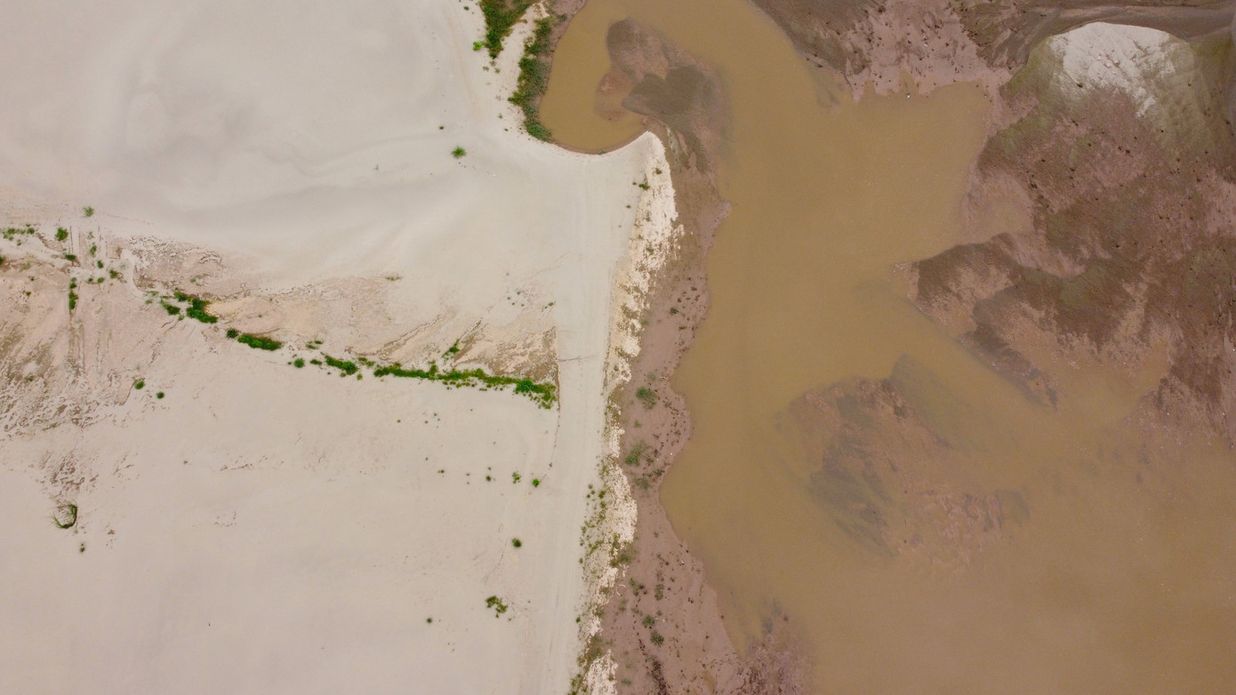 Những bãi cát mọc cả cây xanh nổi lên giữa lòng sông Đà tại địa phận xã Sơn Đà. Những bãi cát mọc cả cây xanh nổi lên giữa lòng sông Đà tại địa phận xã Sơn Đà.