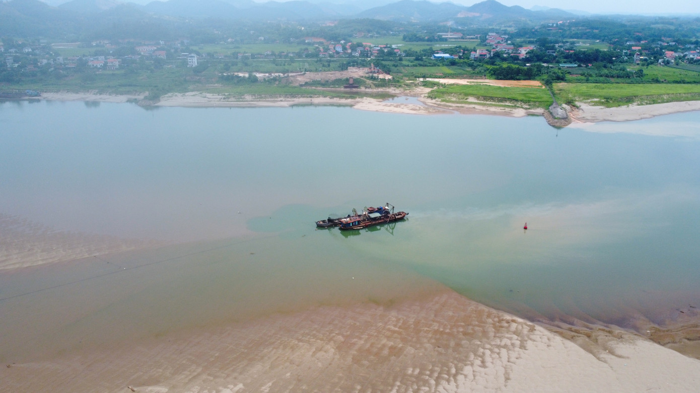 Nước sông Đà cạn cũng ảnh hưởng lớn đến việc vận hành, cung cấp điện và đời sống sản xuất, sinh hoạt của người dân. Nước sông Đà cạn cũng ảnh hưởng lớn đến việc vận hành, cung cấp điện và đời sống sản xuất, sinh hoạt của người dân.