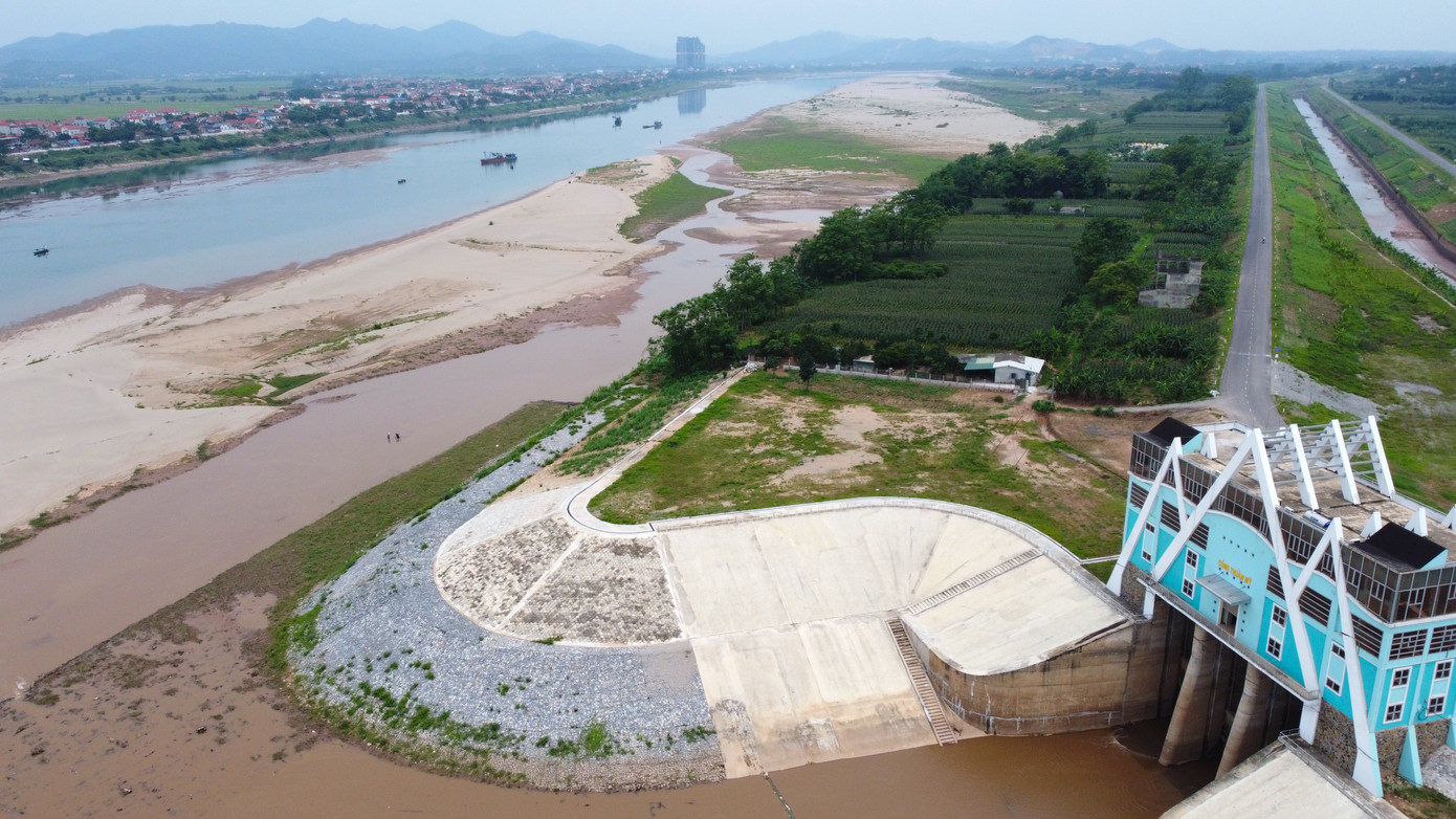 Đoạn qua cống Thuần Mỹ đoạn giao giữa sông Đà và sông Tích, cả hai dòng sông đều đang cạn trơ đáy. Đoạn qua cống Thuần Mỹ đoạn giao giữa sông Đà và sông Tích, cả hai dòng sông đều đang cạn trơ đáy.