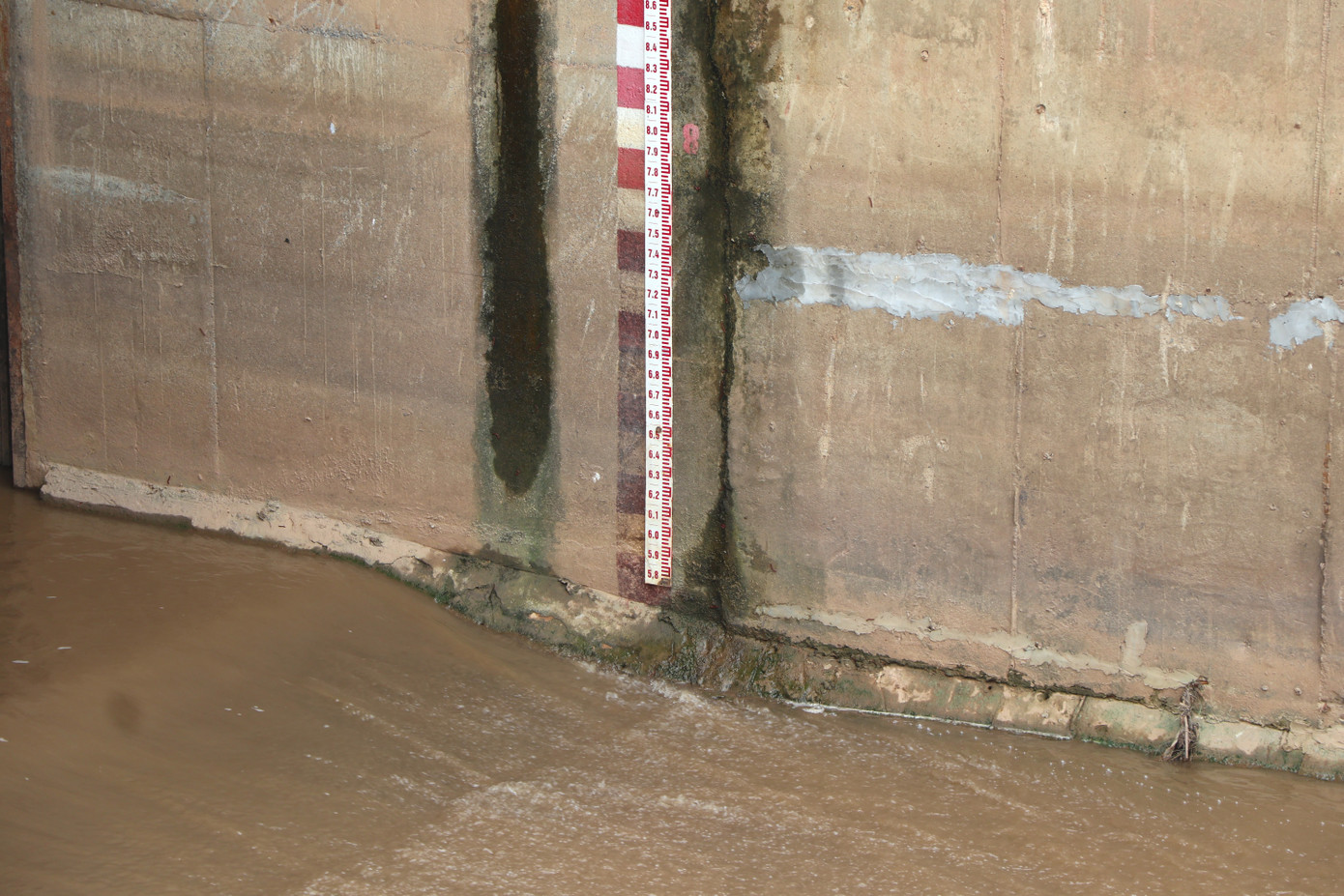 Mực nước thấp chạm đáy tại cửa cống Thuần Mỹ. Mực nước thấp chạm đáy tại cửa cống Thuần Mỹ.