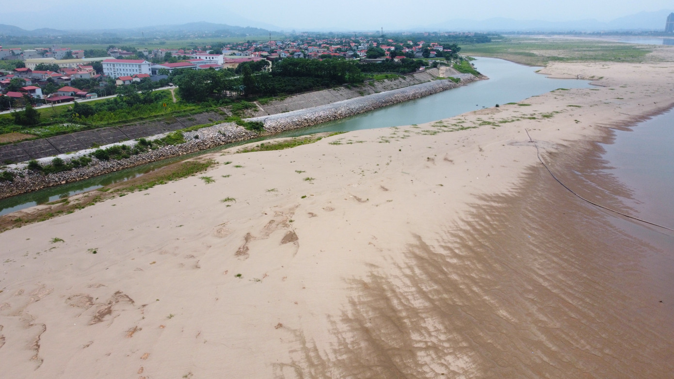 Nhiều diện tích rau màu của người dân cũng bị ảnh hưởng do nắng nóng, thiếu nước. Ông Phùng Thế Minh (Thuần Mỹ, Ba Vì) cho biết: "Nắng nóng cùng việc thiếu nước khiến chúng tôi canh tác rất khó, trồng cây nào héo khô cây đó. Nhiều nhà lựa chọn nạo vét, khoan thêm giếng nhưng cũng không khả quan”. Nhiều diện tích rau màu của người dân cũng bị ảnh hưởng do nắng nóng, thiếu nước. Ông Phùng Thế Minh (Thuần Mỹ, Ba Vì) cho biết: "Nắng nóng cùng việc thiếu nước khiến chúng tôi canh tác rất khó, trồng cây nào héo khô cây đó. Nhiều nhà lựa chọn nạo vét, khoan thêm giếng nhưng cũng không khả quan”.