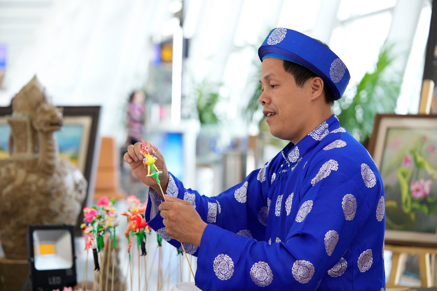 Các làng nghề tại Phú Xuyên dần &quot;hồi sinh&quot; khi các nghệ nhân thay đổi tư duy sản xuất bằng chuyển đổi số.